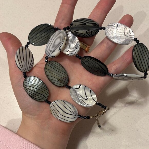 Vintage Pearlescent Black and White Beaded Necklace with 925 Lobster Clasp - Picture 3 of 7